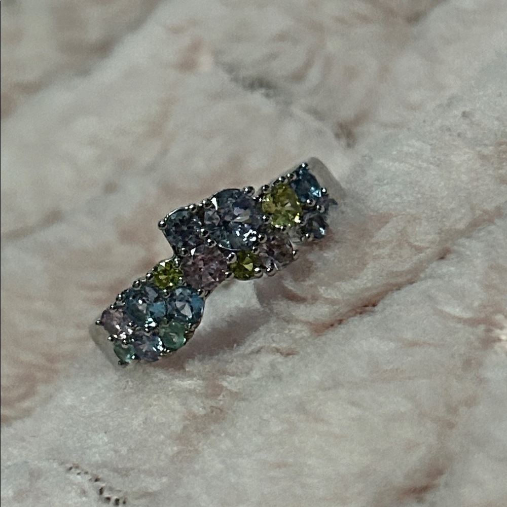 Multi color gemmed ring